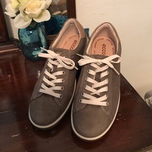 ecco women’s size sneakers 6/7 (37)